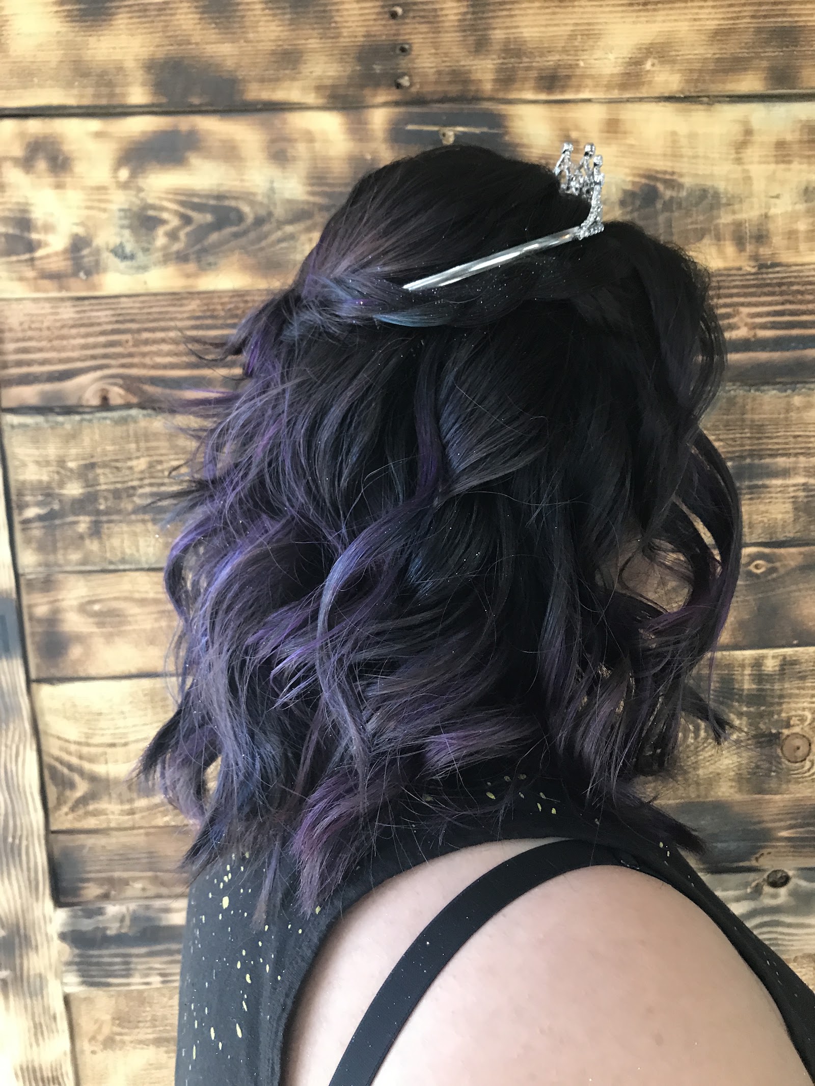 Lizzie’s Beauty Shop and Cosmetology School logo